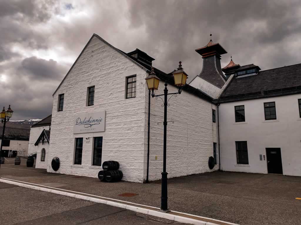 highlands dalwhinnie distillery 03 building