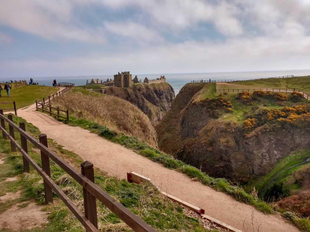 aberdeenshire dunnottar castle 02 walk to castle