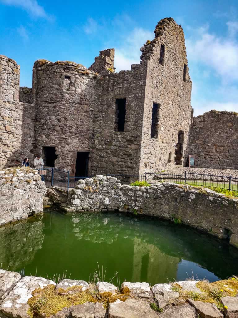 aberdeenshire dunnottar castle 05 castle well