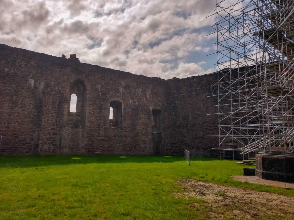 doune 21 castle courtyard